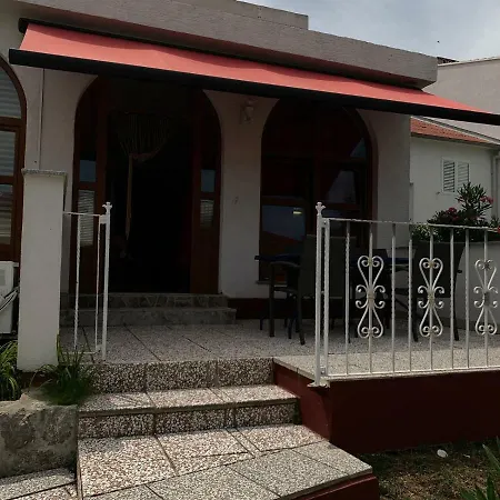 Apartment Tesmija *